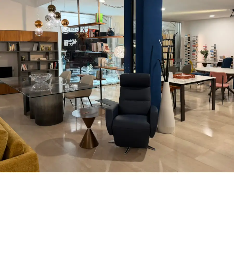 Ampio Showroom in Piazza S. Francesco 7 a Bologna